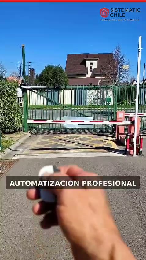 Barrera vehicular en el acceso de un condominio
